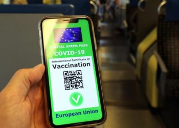Arriva il Super Green Pass: obbligo terza dose a sanitari, forze di polizia, e prof. Stretta sugli alberghi