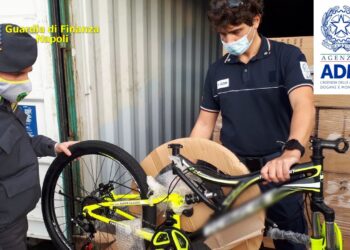 Porto di Napoli, sequestrati 1.900 biciclette con componenti contraffatti. Oltre 1 milione di euro il valore di mercato. (Video)