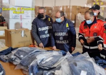 Napoli, sequestrati oltre 87mila articoli contraffatti: denunciati 12 soggetti (Video e foto)