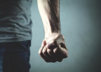 Villaricca, professore rimprovera studente, aggredito con calci e pugni dal branco, finisce in ospedale