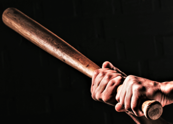 Napoli, spacca la faccia al “rivale” con una mazza da baseball: arrestato