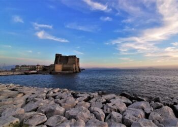 Napoli, ritornano le auto sul lungomare. Gli ambientalisti: “Scelta sbagliata”