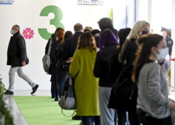 Napoli. Tornano a vaccinarsi i cittadini, file alla Mostra d’Oltremare: molti anche per la prima dose