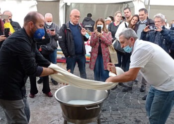 Provolone del Monaco Dop, lavorazione dal vivo in piazza del Plebiscito