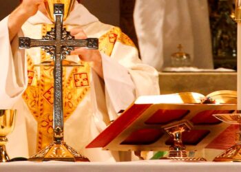 Parete, Don Emilio preoccupano le sue condizioni: Don Patriciello «Preghiamo per lui»