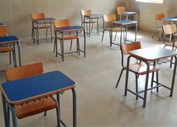 Parete, focolaio a scuola: lezioni sospese per tutta la settimana
