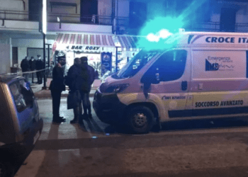 Arzano, agguato di camorra: I sicari sono entrati in azione tra la gente all’interno di un bar, 5 feriti