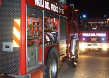 Pozzuoli, a fuoco un deposito della Ctp di via Campana: tre autobus in fiamme