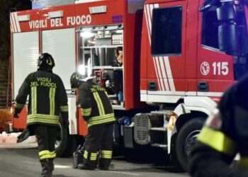 Quarto Flegreo, crolla il tetto di un teatro abbandonato: evacuate 6 famiglie da un palazzo attiguo
