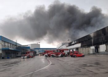 Gricignano, incendio al capannone “Frigo Caserta”, nube nera su tutto l’Agro Aversano (Video e foto)