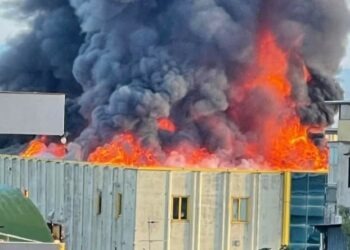Nube nera sull’area Nord: incendio in un deposito di articoli casalinghi