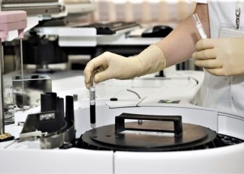 La variante “Omicron” del Covid fa paura: primo caso in Europa