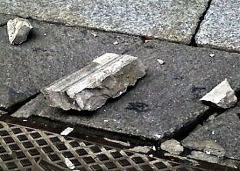 Tragedia sfiorata a Frattamaggiore: crolla il cornicione di un palazzo