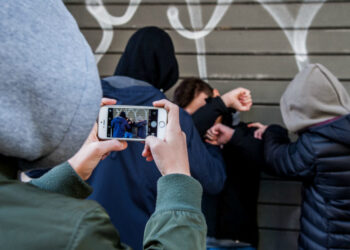 Bullismo, si accaniscono su un loro coetaneo disabile e postano i video sul web