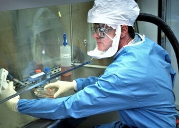 Variante “Omicron”, primo caso in Italia: è un cittadino campano