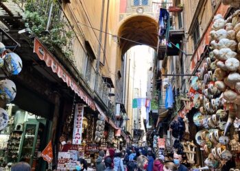 Napoli, San Gregorio Armeno: tornano i mercatini di Natale dopo un anno di stop