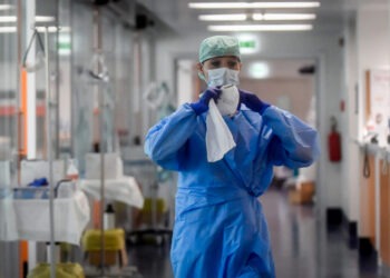 Covid in Campania: sale incidenza al 4,95%, in 24 ore 2 morti e più ricoveri