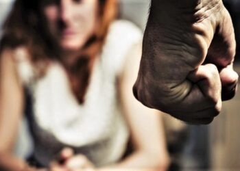 Entra in casa della vicina e la massacra di botte: 31enne arrestato nel Napoletano