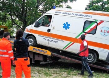 Incidente sulla variante tra Maddaloni e Caserta: coinvolta un’ambulanza
