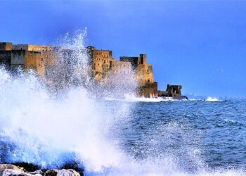 Napoli, donna cade in mare trascinata dalle onde: salvata dai vigili