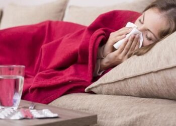 Covid, i sintomi della variante Omicron: “Meno febbre e più raffreddore”. È più raro perdere gusto e olfatto.