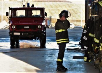 Orta di Atella, fiamme all’ex “Eldo”: intervengono i vigili del fuoco