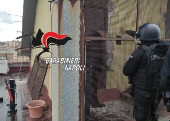 Controlli a tappeto ad Arzano: Carabinieri alla ricerca di armi e droga nel rione 167 (Foto)