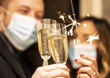 Omicron arresta l’entusiasmo del Capodanno: senza concerti e discoteche. Solo feste in casa