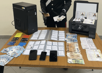 Green Pass falsi, 26enne arrestato: In casa certificazioni verdi, banconote e carte di identità false. (Video)