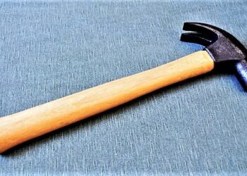 Napoli, prende a martellate una donna per rapinarla: ladro seriale in manette