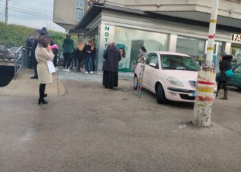 Covid, caos tamponi, lunghe file nelle farmacie e laboratori analisi in affanno: È la quarta ondata