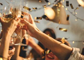 De Luca, nuova ordinanza: in Campania, vieta feste scolastiche, di laurea e compleanni in locali al chiuso