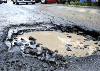 Tragedia nel Napoletano: anziano cade in una buca in strada e muore
