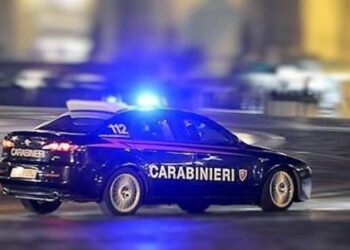 Casalnuovo, assalto in banca, sradicano bancomat con un argano: arrivano i carabinieri, inseguimento sull’asse mediano