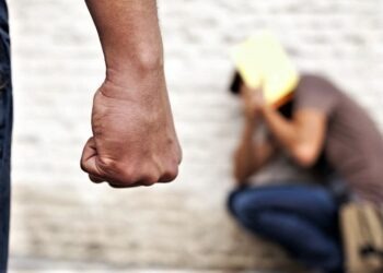 Bullismo a Marcianise: ragazzino preso a pugni dal “branco”