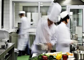 Castellammare, chef di un noto ristorante ferito a colpi di pistola: è in prognosi riservata