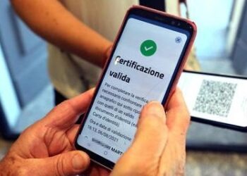 Napoli, Green pass falsi, scoperta la centrale: 15 le persone denunciate, nonché 67 dei loro clienti