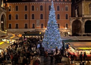 Campania, De Luca firma l’ordinanza: Natale e Capodanno vietate feste e alcolici