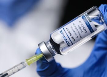 Via libera a Novavax, in Italia prime dosi da fine gennaio: il vaccino che si conserva in frigo