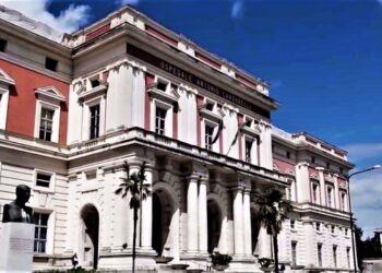 Tragedia all’ospedale “Cardarelli”: paziente precipita dal terzo piano