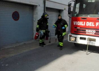 Odore di gas nel centro storico di Frignano, chiuse le strade per motivi di sicurezza