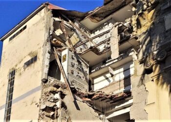 Napoli, tragedia sfiorata al cimitero di Poggioreale: crolla palazzina mortuaria (Foto)