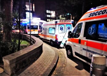 Torna l’incubo Covid: file di ambulanze fuori al “Cotugno” di Napoli