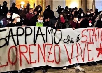 Napoli, studenti in piazza contro l’alternanza scuola-lavoro: scontri con la polizia