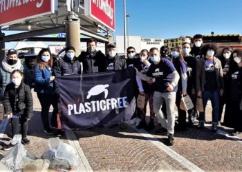 Orta di Atella, i volontari di “Plastic Free” ripuliscono le strade della città