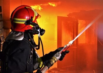 Dà fuoco all’abitazione dopo essersi barricato in casa: tragedia sfiorata nel Casertano