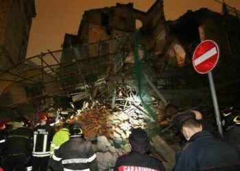 Afragola, crolla un palazzo nel centro storico: in cerca di dispersi