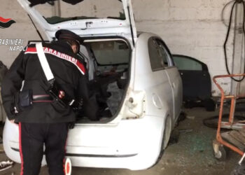 Giugliano, scoperto deposito di auto rubate: arrestate due persone di Melito (Video)