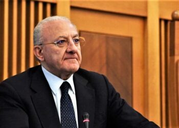 30mila bambini positivi nelle scuole in Campania: De Luca attacca il ministro Bianchi