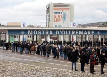 Vaccini, code negli hub di tutta Italia: Napoli, centinaia di persone in attesa